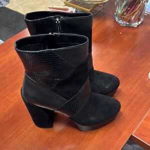 Vince Camuto platform boots size 10 // 091316
